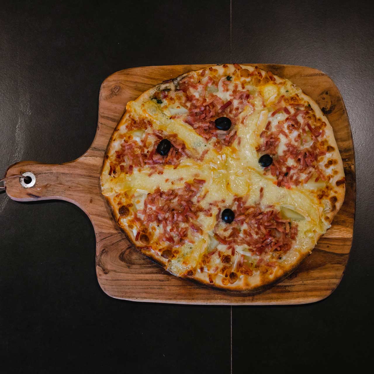Pizza Terroir BD Pizzas – Magret, gésiers et cèpes pour les palais exigeants. Disponible 24h/24 près de Julienne ou Chassors