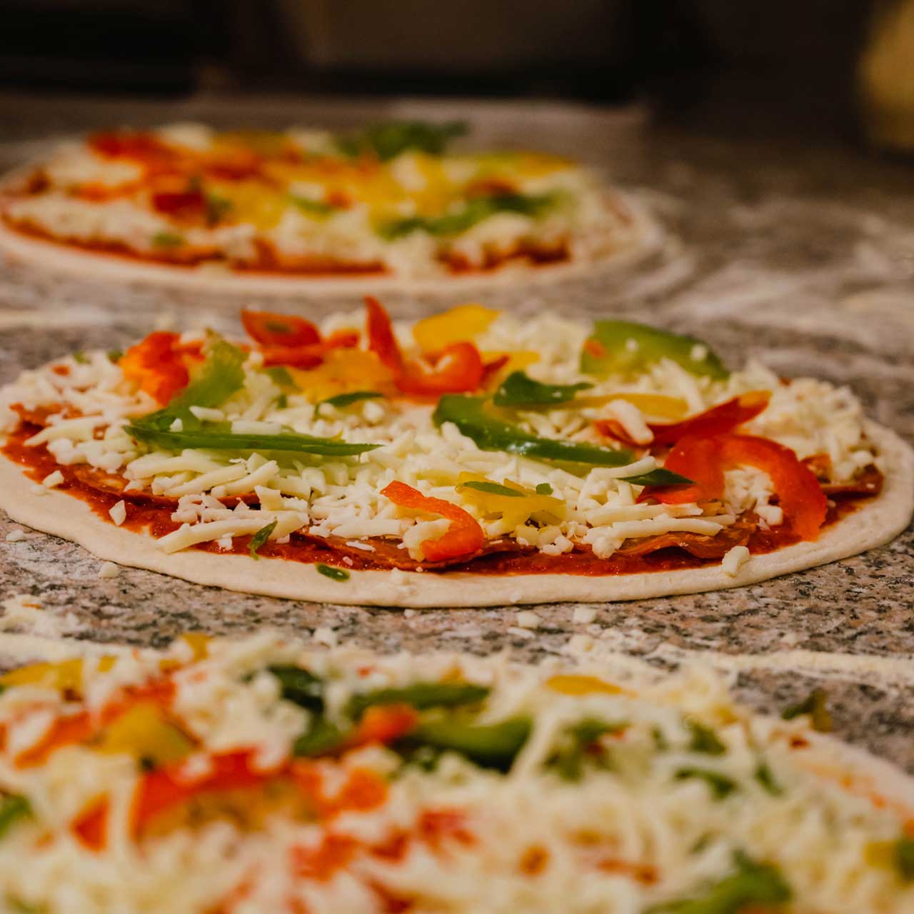 Napolitaine froide BD Pizzas – Fraîcheur méditerranéenne avec anchois et basilic. Idéale à Réparsac ou Julienne