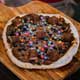 Pizza Dessert La Gourmande BD Pizzas : Nutella, Oréo, Coco, Smarties, Kinder Bueno. Le plaisir sucré parfait pour petits et grands